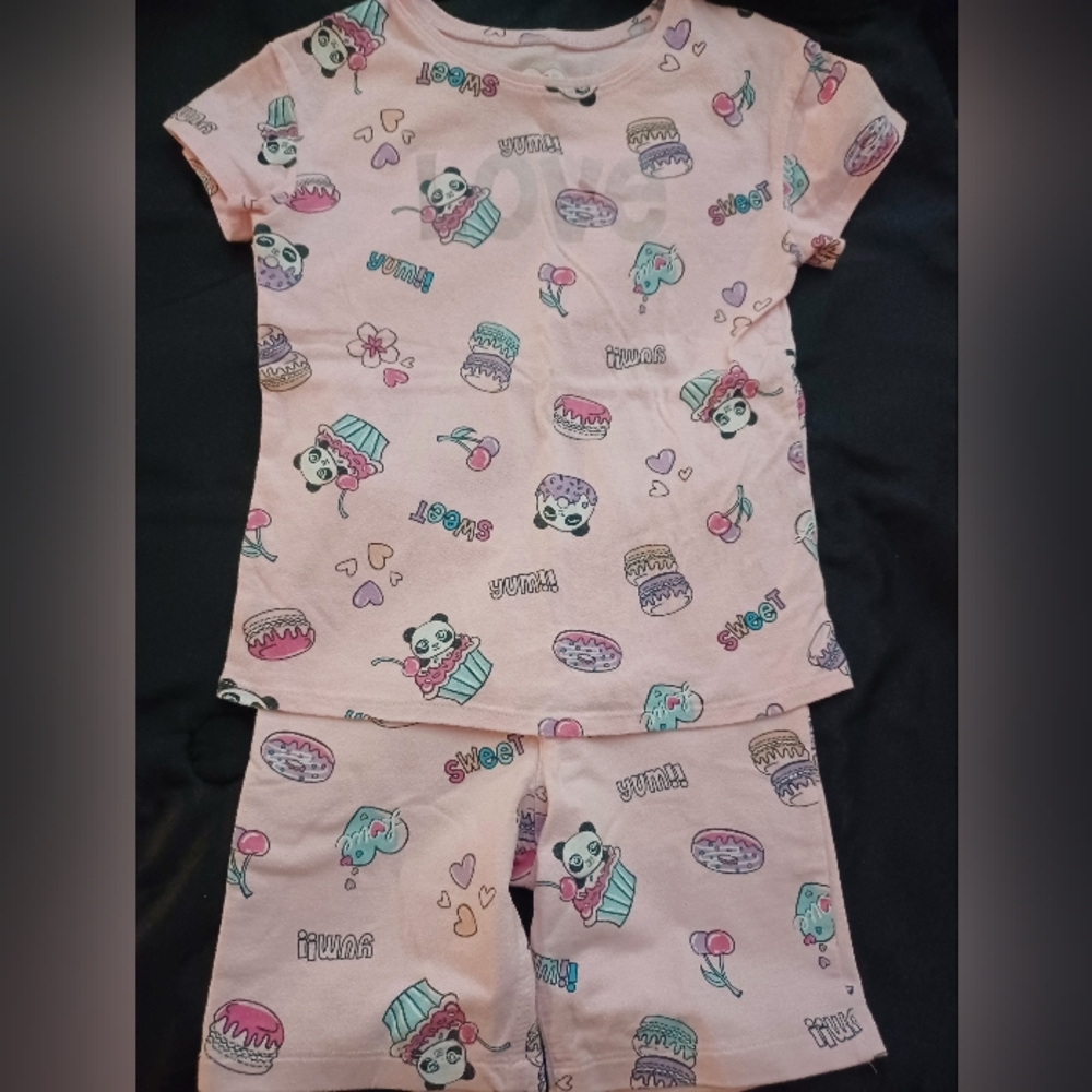 PINK GIRLS MATCHING TOP AND SHORTS SIZE 7.
